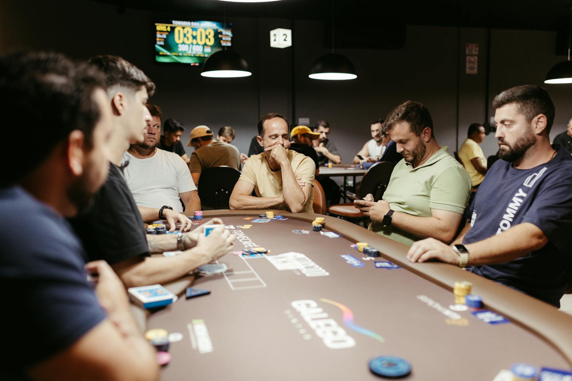 Quản lý vốn và kiểm soát cảm xúc là hai yếu tố quan trọng khi chơi poker đổi thưởng.