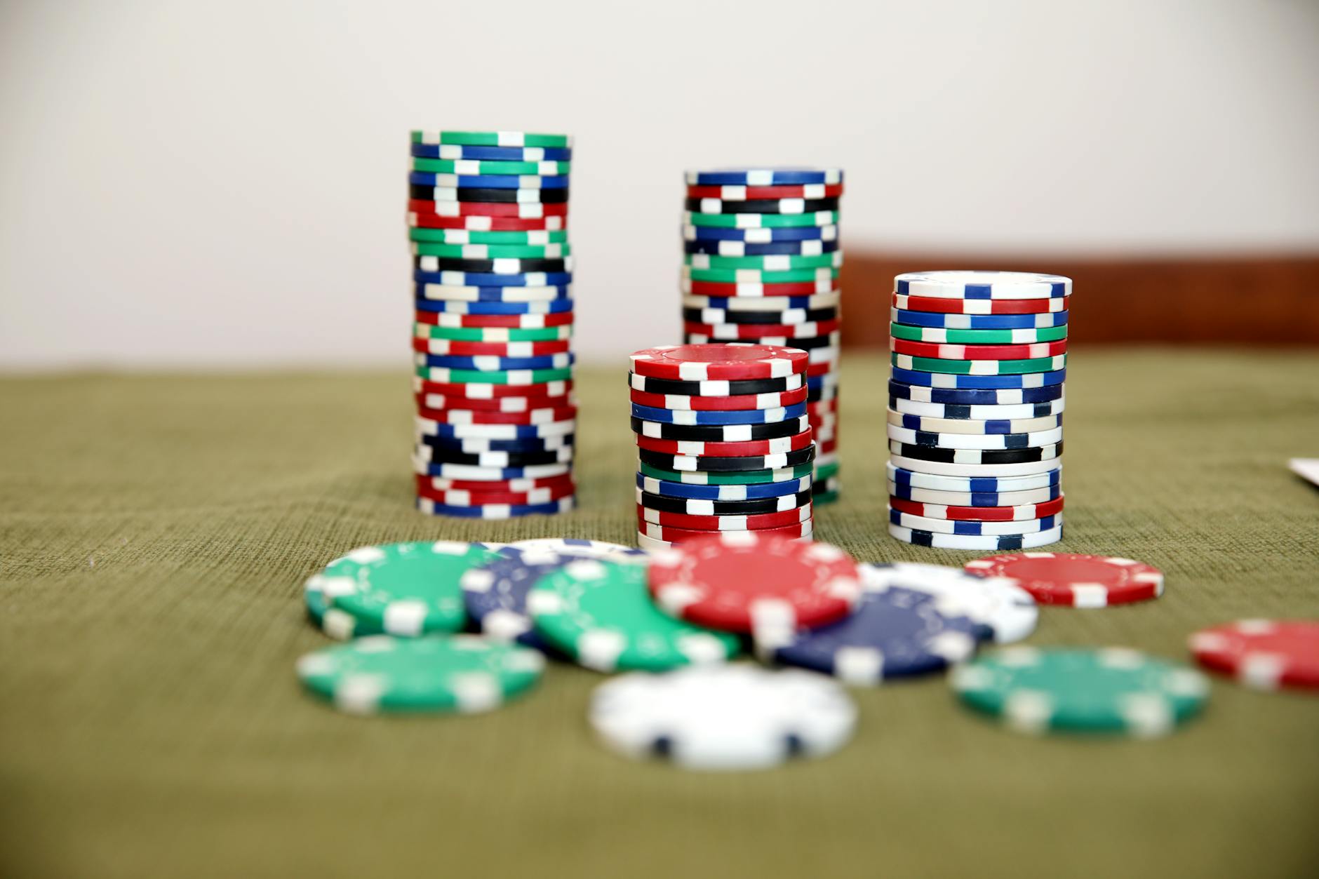 Hiểu luật, thứ tự tay bài và vòng cược là nền tảng để chơi poker hiệu quả.